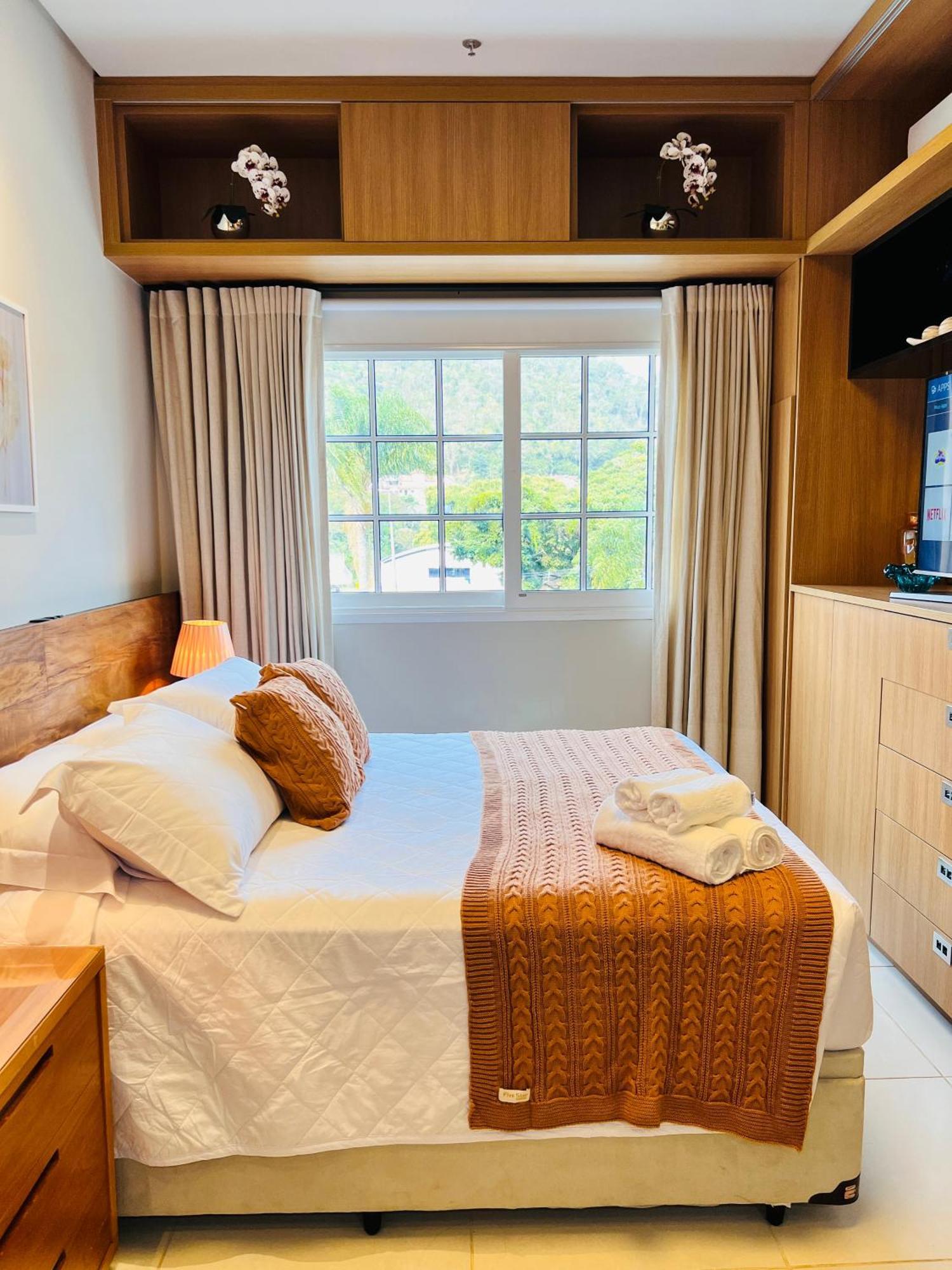 Apartment Granja Brasil - Lindo - Com Piscina E Lazer - No Centro De Itaipava